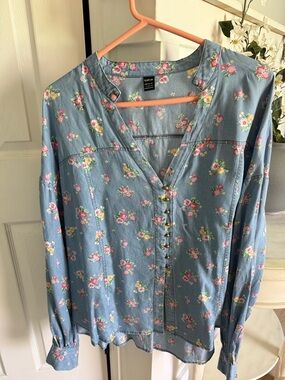 SHEIN Light Blue Floral Button-Front Top